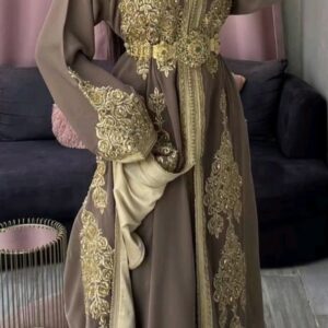Robe traditionnelle marocaine luxueuse avec des détails dorés