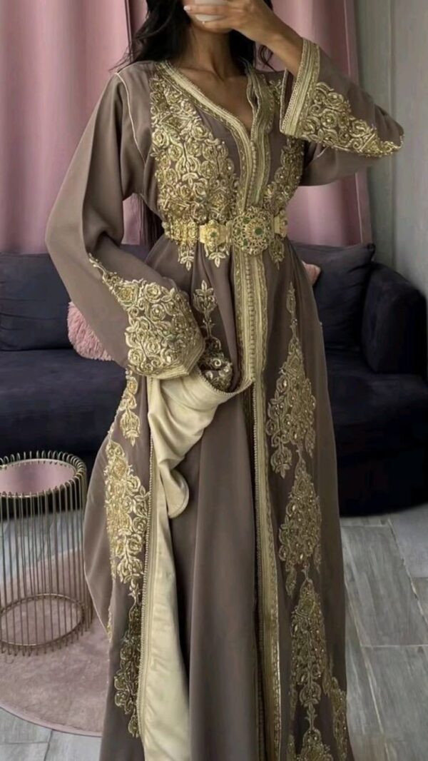 Robe traditionnelle marocaine luxueuse avec des détails dorés