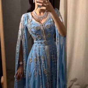 Robe traditionnelle bleue avec broderies argentées