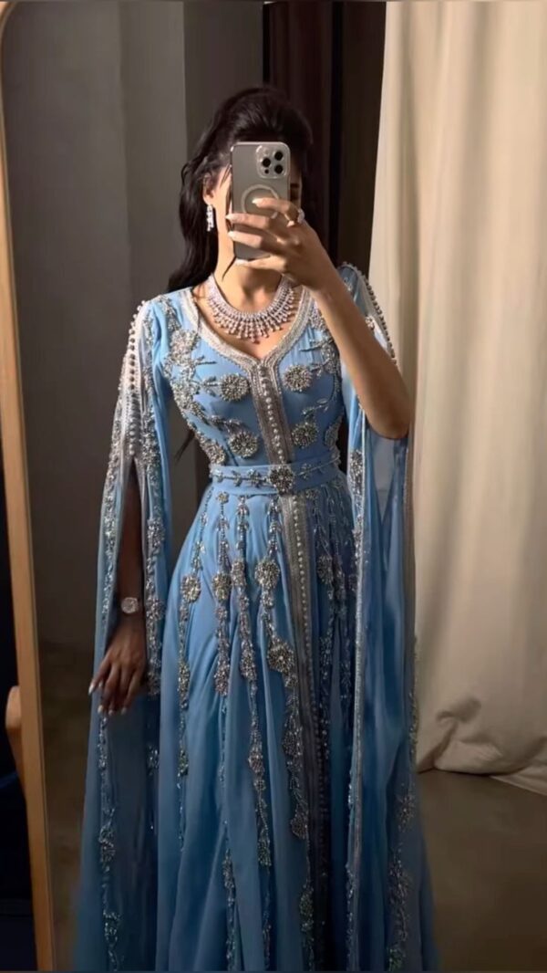 Robe traditionnelle bleue avec broderies argentées