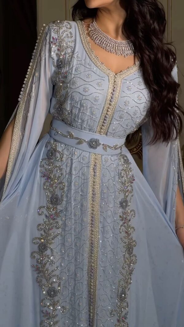 Robe traditionnelle bleue pâle avec broderies dorées et argentées (Copy) (Copy)
